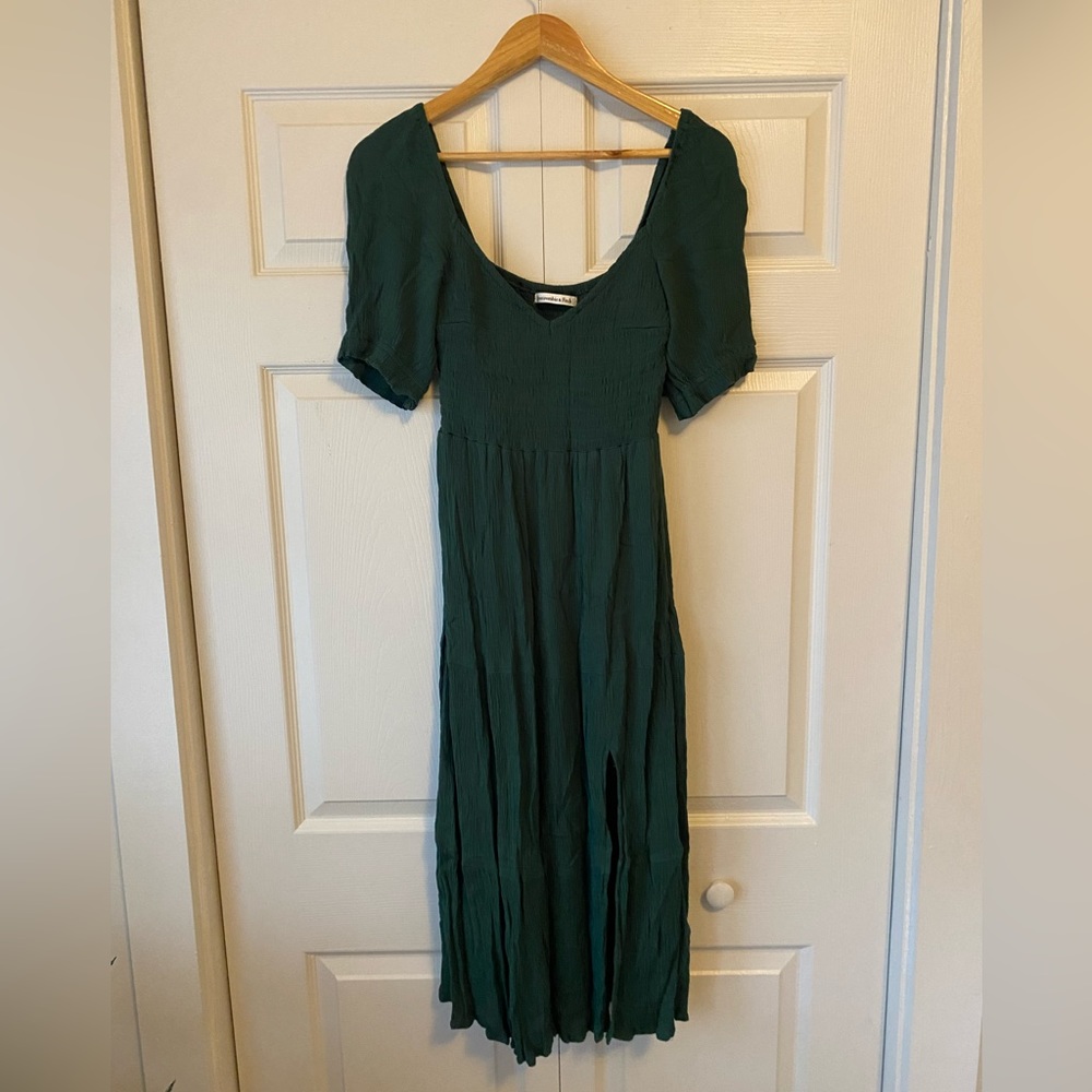 Abercrombie & Fitch - Green Short-Sleeve Smocked Midi Dress - Size Medium